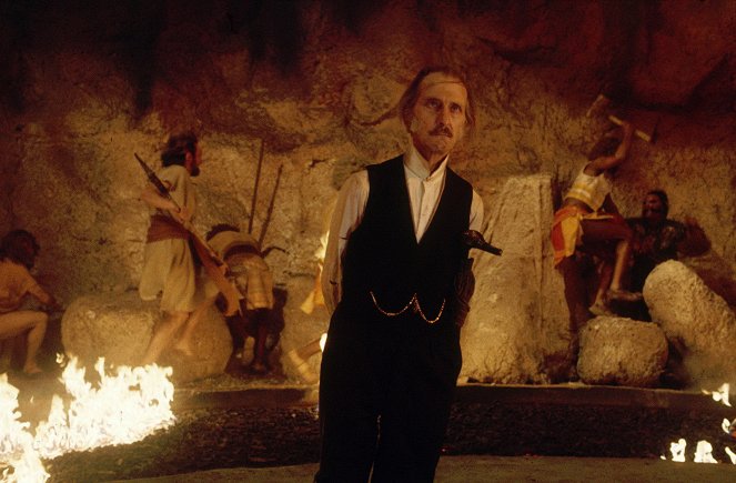 At the Earth's Core - Z filmu - Peter Cushing