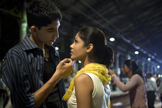 Slumdog. Milioner z ulicy - Z filmu - Dev Patel, Freida Pinto