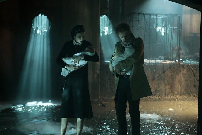 Constantine - The Saint of Last Resorts - Filmfotos - Claire van der Boom, Matt Ryan