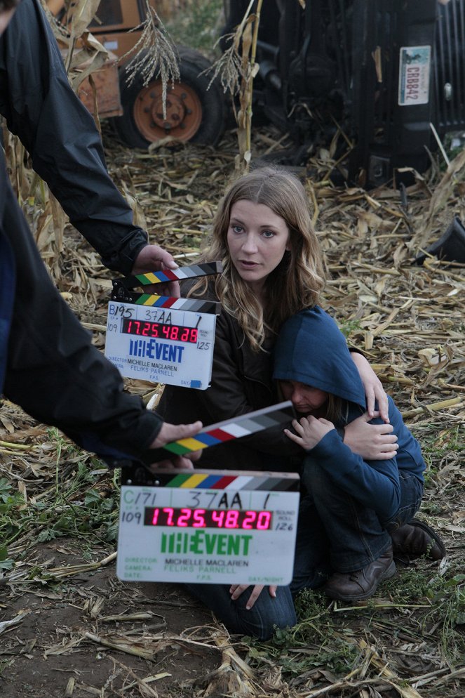 The Event - Your World to Take - Van de set - Sarah Roemer, Ellery Sprayberry