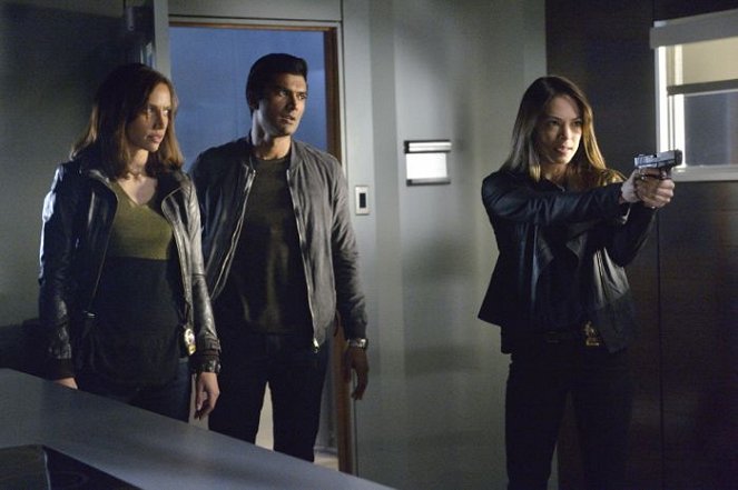 Beauty and the Beast - Season 2 - Held Hostage - Photos - Nina Lisandrello, Sendhil Ramamurthy, Kristin Kreuk