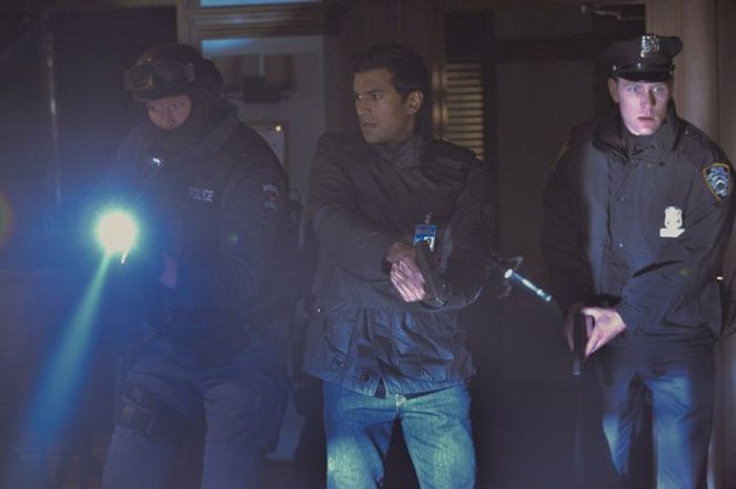 Piękna i bestia - Season 2 - Held Hostage - Z filmu - Sendhil Ramamurthy