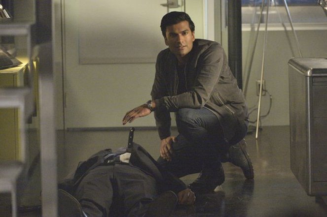 Piękna i bestia - Season 2 - Held Hostage - Z filmu - Sendhil Ramamurthy