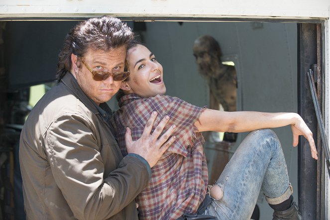 The Walking Dead - Self Help - Van de set - Josh McDermitt, Alanna Masterson