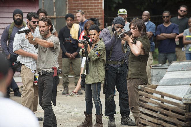 The Walking Dead - Croix - Tournage - Andrew Lincoln, Sonequa Martin-Green, Chad L. Coleman, Norman Reedus