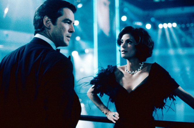 James Bond: Zajtrajšok nikdy nezomiera - Z filmu - Pierce Brosnan, Teri Hatcher