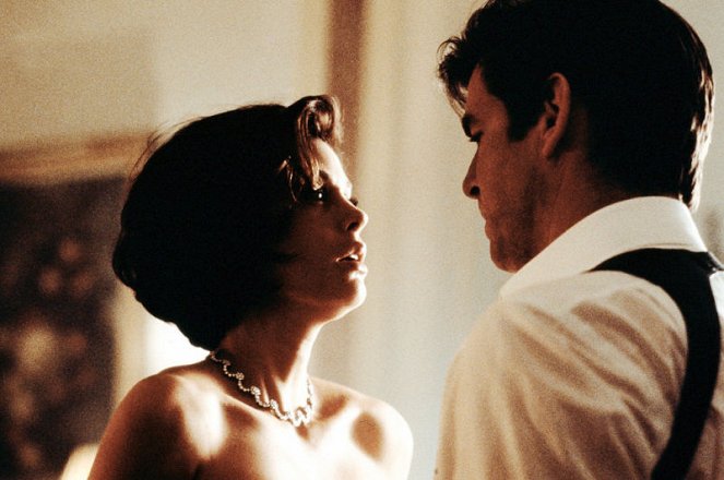 James Bond 007 - Der Morgen stirbt nie - Filmfotos - Teri Hatcher, Pierce Brosnan