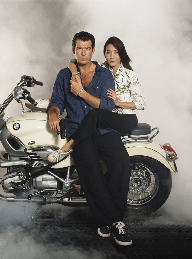 James Bond 007 - Der Morgen stirbt nie - Werbefoto - Pierce Brosnan, Michelle Yeoh