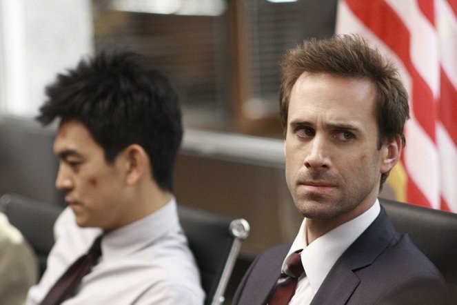 FlashForward - Vzpomínka na budoucnost - Bílý na tahu - Z filmu - John Cho, Joseph Fiennes