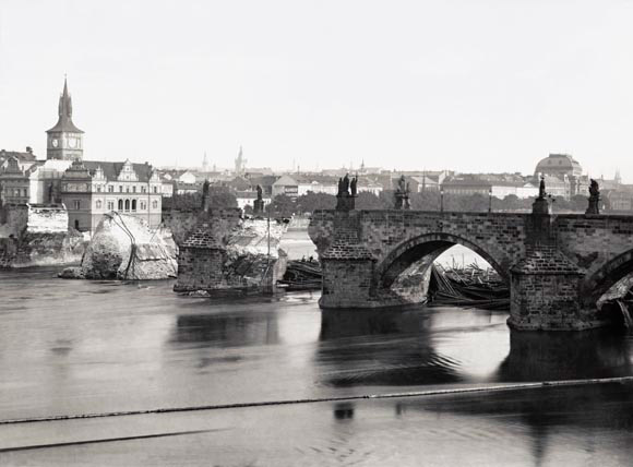 Stavby, povodně a rekonstrukce v historii Karlova mostu - Filmfotos