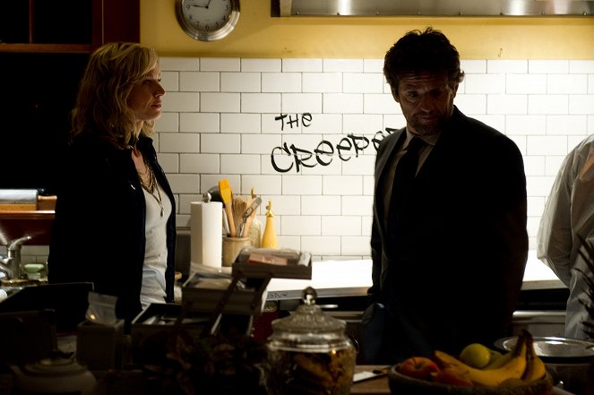 Motive - Season 1 - Creeping Tom - Kuvat elokuvasta - Kristin Lehman, Louis Ferreira