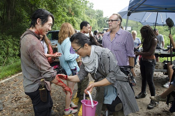 The Walking Dead - Ami történt és ami történik - Forgatási fotók - Steven Yeun, Greg Nicotero