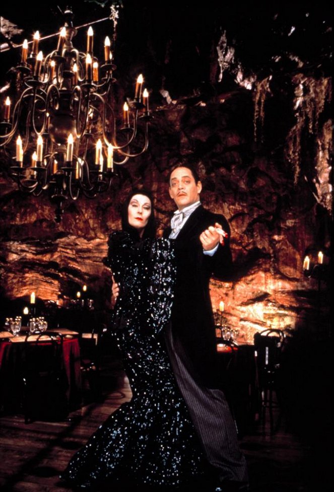 Die Addams Family in verrückter Tradition - Werbefoto - Anjelica Huston, Raul Julia
