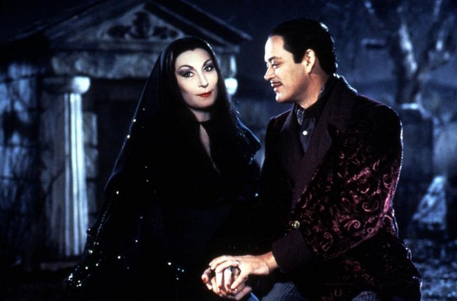 Die Addams Family in verrückter Tradition - Filmfotos - Anjelica Huston, Raul Julia