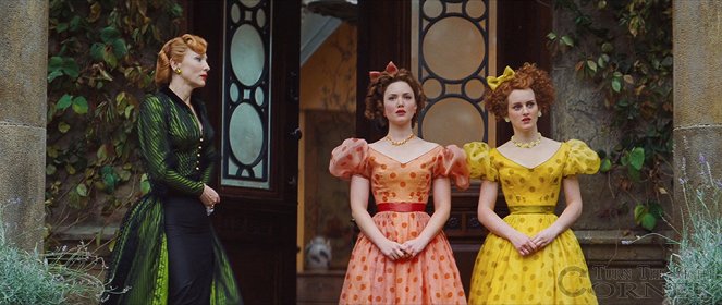 Cinderella - Van film - Cate Blanchett, Holliday Grainger, Sophie McShera