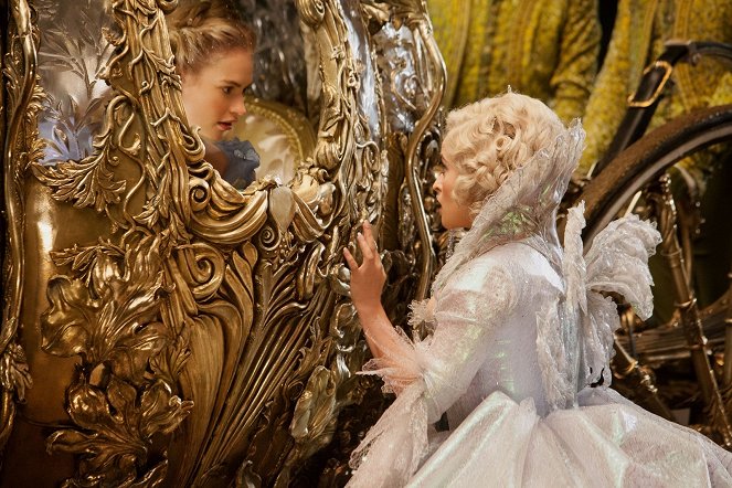 Cinderella – Tuhkimon tarina - Kuvat elokuvasta - Lily James, Helena Bonham Carter
