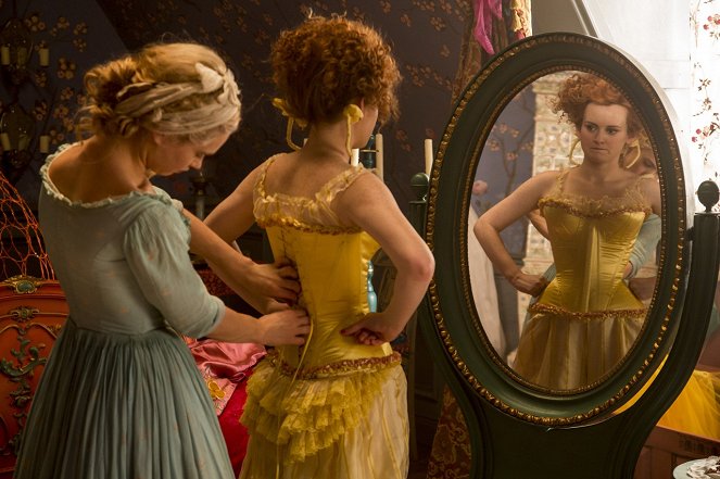 Cinderela - Do filme - Lily James, Sophie McShera