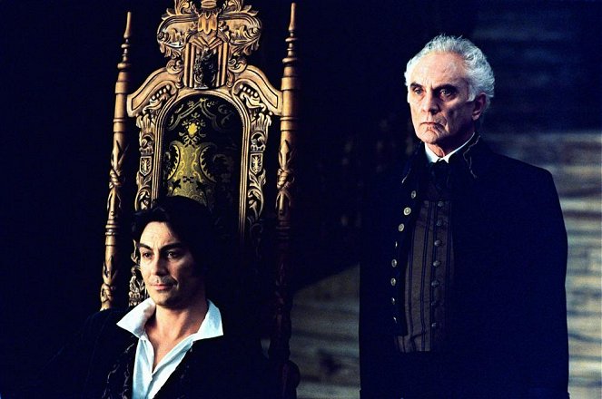 The Haunted Mansion - Van film - Nathaniel Parker, Terence Stamp