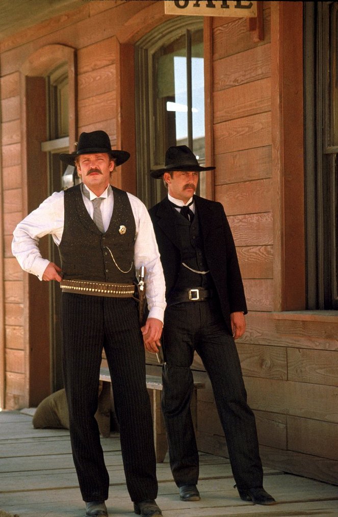 Wyatt Earp - De la película - Michael Madsen, Kevin Costner
