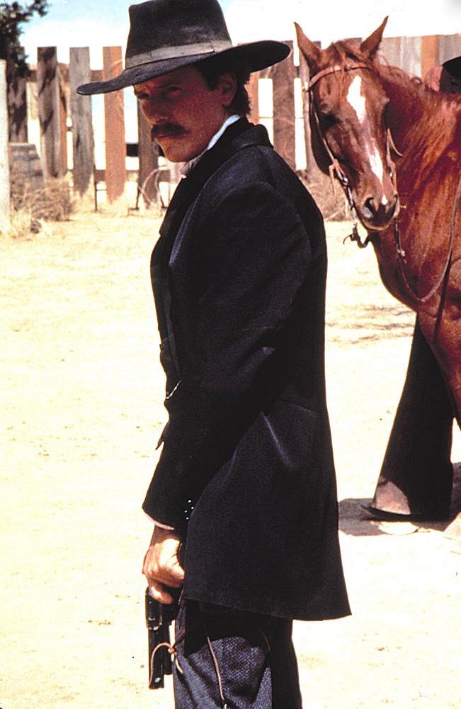 Wyatt Earp - Das Leben einer Legende - Filmfotos - Linden Ashby