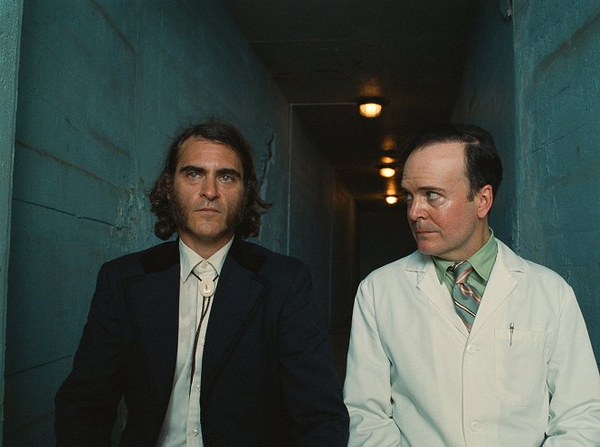 Vício Intrínseco - Do filme - Joaquin Phoenix, Jefferson Mays