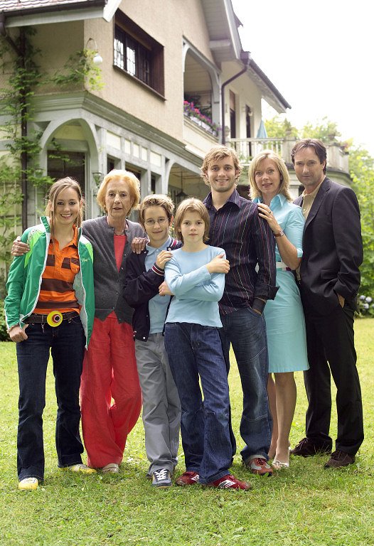 Familie Sonnenfeld: Geheimnisse - Werbefoto - Sarah Körtge, Rosemarie Fendel, Janos Körtge, Lavinia Thelen, Jonas Laux, Marion Kracht, Helmut Zierl