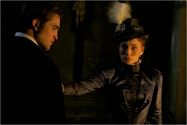 Miláček - Z filmu - Robert Pattinson, Kristin Scott Thomas