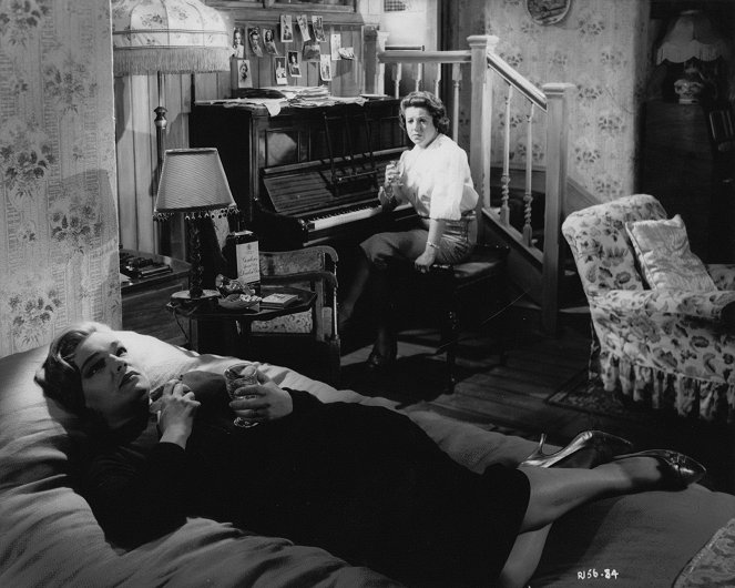 Um Lugar na Alta Roda - Do filme - Simone Signoret, Hermione Baddeley