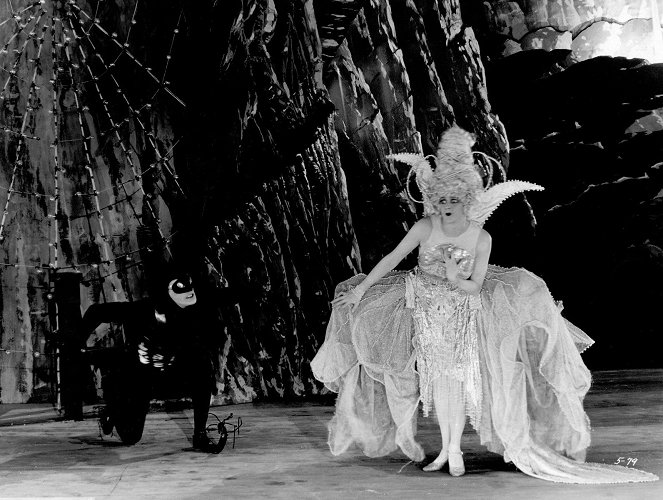 The White Moth - De la película - Barbara La Marr