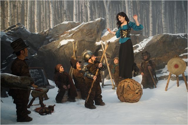 The Brothers Grimm: Snow White - Filmfotos - Danny Woodburn, Lily Collins