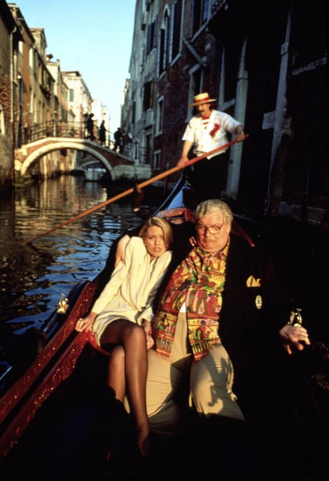 Blame It on the Bellboy - Filmfotók - Patsy Kensit, Richard Griffiths