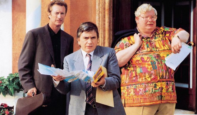 Bryan Brown, Dudley Moore, Richard Griffiths