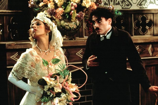 Chaplin - Z filmu - Marisa Tomei, Robert Downey Jr.