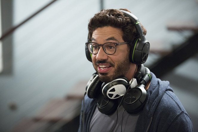 About A Boy - Season 2 - About a House for Sale - Filmfotos - Al Madrigal