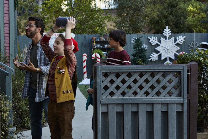 About A Boy - About a Christmas Card - Filmfotos - Al Madrigal, Benjamin Stockham