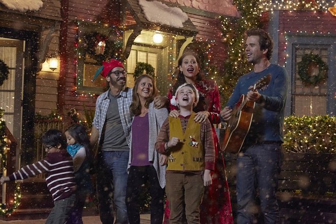 About a Boy - About a Christmas Card - Photos - Al Madrigal, Annie Mumolo, Benjamin Stockham, Minnie Driver, David Walton