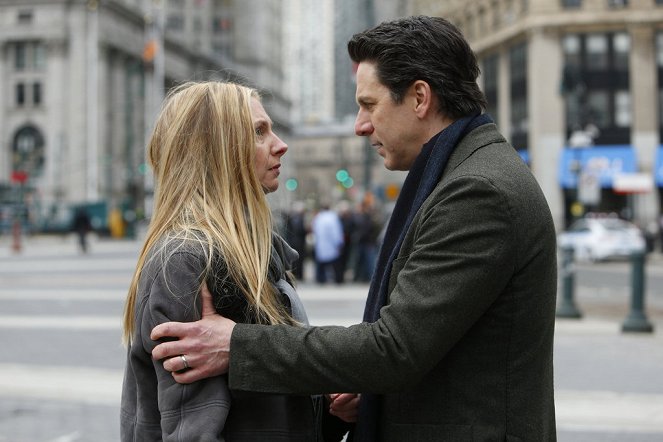 Allegiance - Pilot - Film - Hope Davis, Scott Cohen