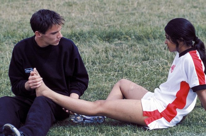 Bend It Like Beckham - Photos - Jonathan Rhys Meyers, Parminder Nagra