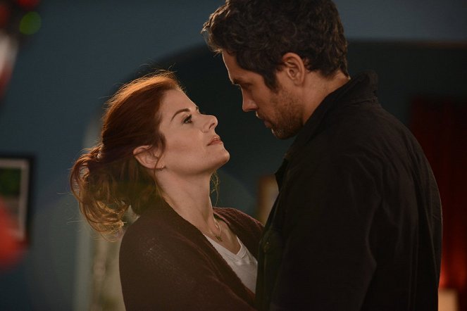 The Mysteries of Laura - The Mystery of the Fateful Fire - Photos - Debra Messing