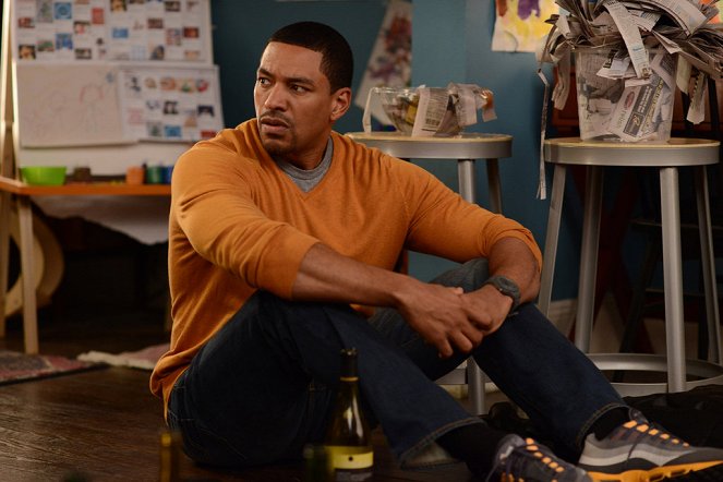 The Mysteries of Laura - The Mystery of the Fateful Fire - Photos - Laz Alonso