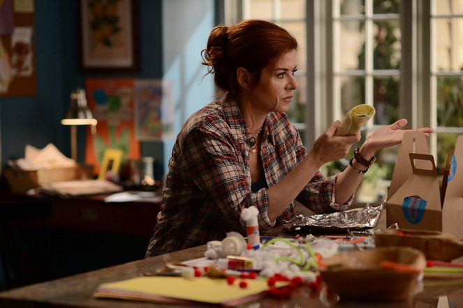 The Mysteries of Laura - Season 1 - The Mystery of the Fateful Fire - Photos - Debra Messing