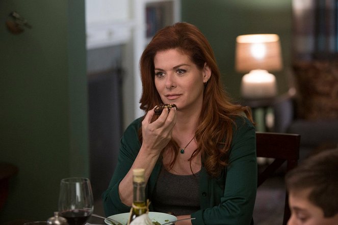The Mysteries of Laura - Season 1 - The Mystery of the Deemed Dealer - Photos - Debra Messing