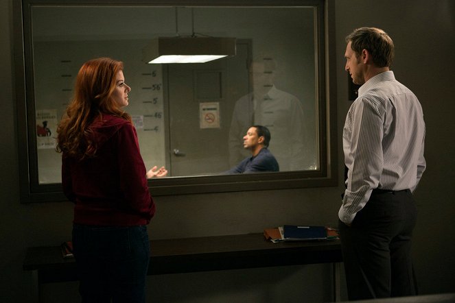 The Mysteries of Laura - The Mystery of the Deemed Dealer - Photos - Debra Messing, Laz Alonso, Josh Lucas