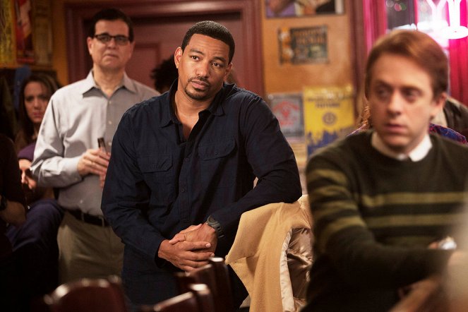The Mysteries of Laura - The Mystery of the Alluring Au Pair - Photos - Laz Alonso, Max Jenkins