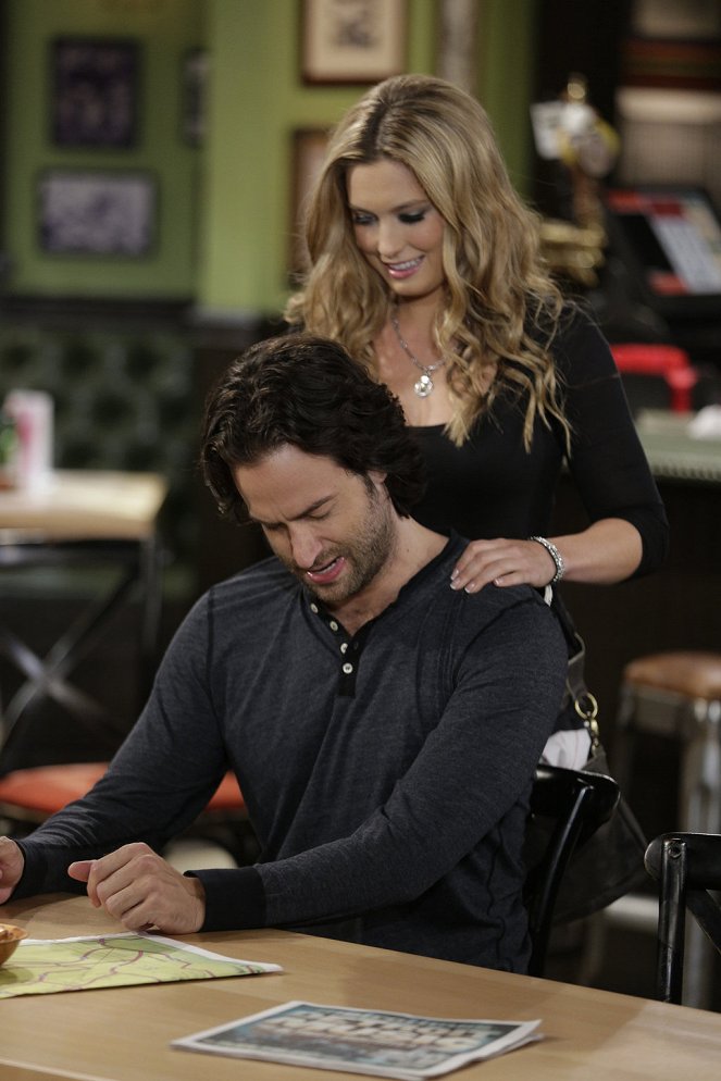 Undateable - Season 1 - Three's a Crowd - Filmfotos - Chris D'Elia, Briga Heelan