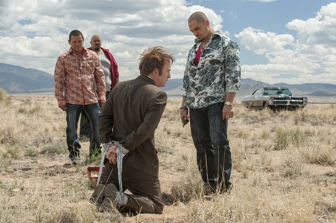 Better Call Saul - Season 1 - Mijo - Photos - Raymond Cruz, Bob Odenkirk, Michael Mando