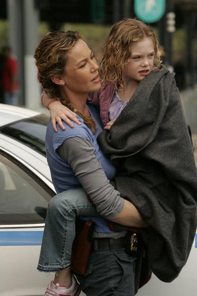Law & Order: Special Victims Unit - Season 8 - Cage - Photos - Connie Nielsen, Elle Fanning