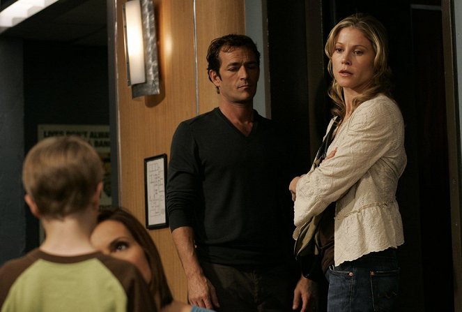 Law & Order: Special Victims Unit - Season 10 - Trials - Photos - Luke Perry, Julie Bowen