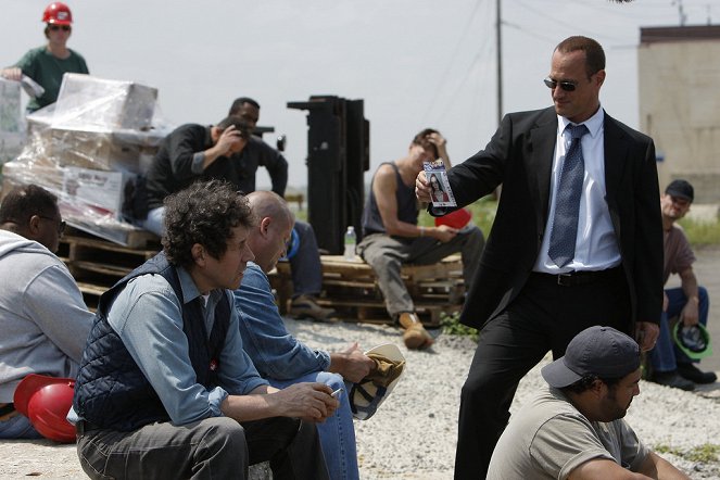 Law & Order: Special Victims Unit - Season 11 - Solitary - Photos - Stephen Rea, Christopher Meloni