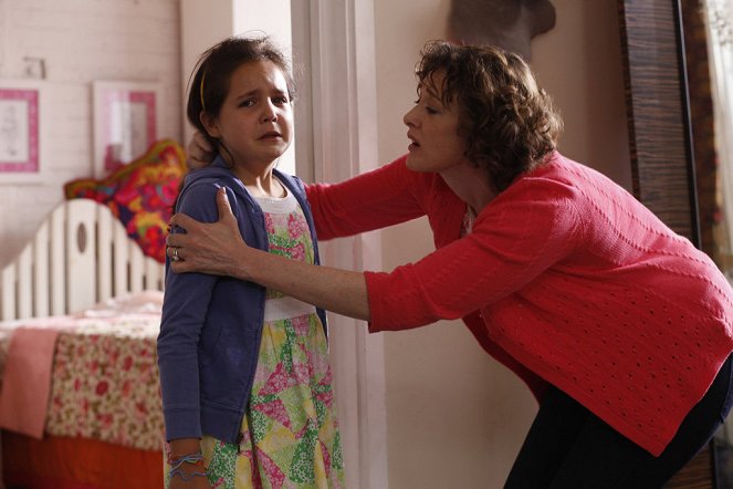 Law & Order: Special Victims Unit - Locum - Photos - Bailee Madison, Joan Cusack